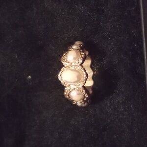 EUC Elegant Gold and Pearl 14KT. GP Women's Ring. Size 7.5